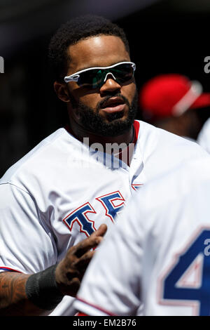 Arlington, Texas, USA. Apr 15, 2015. Le joueur de premier but des Texas Rangers Prince Fielder (84) au cours de la Ligue Majeure de Baseball le match entre les Los Angeles Angels et les Rangers du Texas à Globe Life Park à Arlington, TX. Les Anges défait les Rangers 10-2. Credit : csm/Alamy Live News Banque D'Images