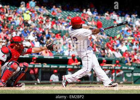 Arlington, Texas, USA. Apr 15, 2015. Les Rangers du Texas de troisième but Adrian Beltre (29) à la plaque lors de la Ligue Majeure de Baseball le match entre les Los Angeles Angels et les Rangers du Texas à Globe Life Park à Arlington, TX. Les Anges défait les Rangers 10-2. Credit : csm/Alamy Live News Banque D'Images