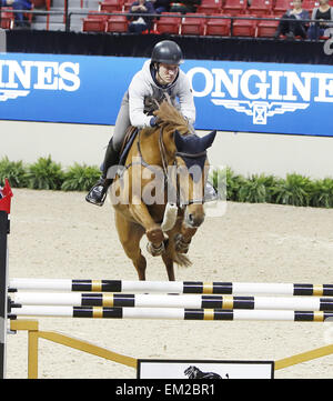 Las Vegas, Nevada, USA. Apr 15, 2015. ¡LindelÅ Douglas w et son cheval Casello franchir un obstacle au cours de la 2015 LONGINES FEI FEI World Cup Jumping session de formation Mercredi, 15 avril 2015 à Las Vegas. Credit : Bizuayehu Tesfaye/ZUMA/ZUMAPRESS.com/Alamy fil Live News Banque D'Images