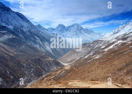 Le mouvement des nuages sur les montagnes de l'Himalaya, Népal, Thaog Banque D'Images