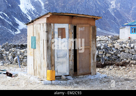 Toilettes en bois dans les montagnes de l'Himalaya. Région de l'Everest, au Népal. Banque D'Images