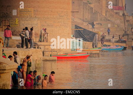 Baigneurs dans le Gange tôt le matin à l'un des ghats de Varanasi Banque D'Images