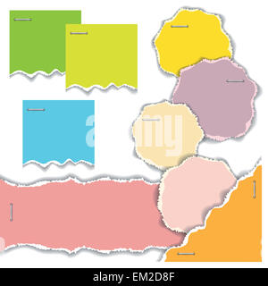 Morceaux de papier déchiré des feuilles de papier coloré accroché sur fond blanc. Vector illustration. Banque D'Images
