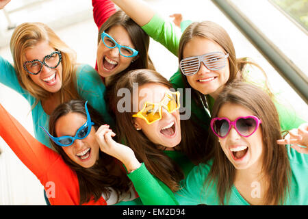 Les adolescents souriants avec lunettes drôles Banque D'Images