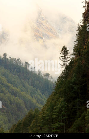 Le mouvement des nuages sur les montagnes, l'Himalaya, au Népal. Banque D'Images