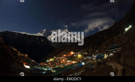 Ciel nocturne et les étoiles en passant par la montagne derrière Damaraland Ri, Namche Bazar village. Le Népal Banque D'Images