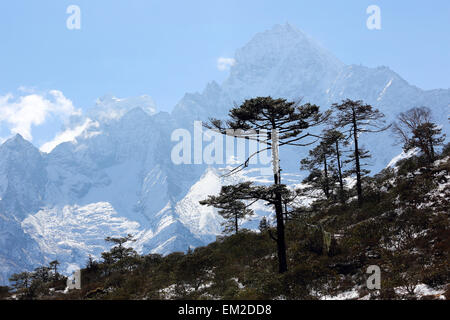 Le mouvement des nuages sur les montagnes, l'Himalaya, Népal Banque D'Images