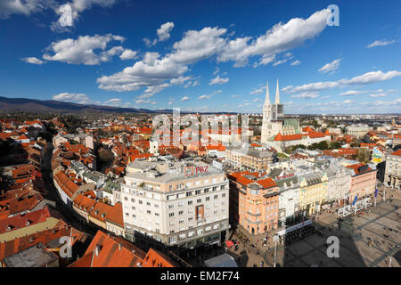 Vue aérienne de Zagreb. Jelacic et cathédrale de Zagreb. Banque D'Images