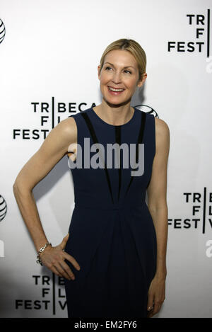New York, USA. 15 avril, 2015. L'actrice américaine Kelly Rutherford pose sur le tapis rouge pour la soirée d'ouverture du Tribeca Film Festival à west side de Manhattan, New York, États-Unis, le 15 avril 2015. Tribeca Film Festival a fêté ici mercredi. (Xinhua/Wu Rong)(l'azp) Banque D'Images