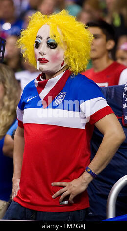 San Antonio, Texas, USA. 15 avril, 2015. USA fans en action contre le Mexique's Men's soccer à l'Alamodome. San Antonio, Texas. Credit : Cal Sport Media/Alamy Live News Banque D'Images