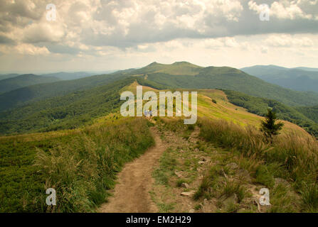 Pologne,été.Le chemin touristique en Bieszczady mountin.Ici on peut voir le groupe de touristes passe le long du sentier dans le fond.Hor Banque D'Images