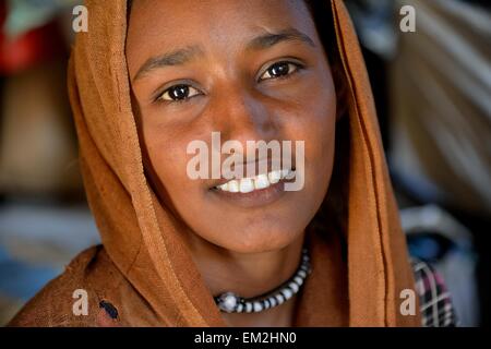 Jeune fille de la tribu nomade de l'Arian Bush avec coiffures, Portrait, Désert de Bayouda, Karima, en Nubie, le nord du Soudan Banque D'Images