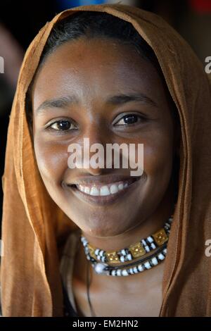 Jeune fille d'une tribu nomade, portant des coiffures, portrait, Désert de Bayouda, Karima, dans le nord du Soudan, Nubie, Soudan Banque D'Images