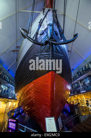 Le navire de recherche '98.6', construit en 1892, vu dans le Musée Fram sur l'île de Bigdoy à Oslo, Norvège, 07 avril 2015. La boutique a été utilisé entre 1893 et 1912 par le Norvégien explorateurs polaires sur un total de trois grandes expéditions de recherche. Fridtjof Nansen a lancé sa construction - aucun bateau en bois du nord ou du Sud n'avait jamais navigué aux latitudes supérieures. Le musée est dédié à l'histoire de l'expéditions polaires norvégien. Photo : JENS BUETTNER/dpa Banque D'Images