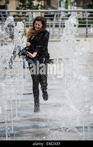 Une fille qui traverse la fontaine sur front de Southend dans l'Essex. Banque D'Images