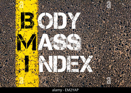 Acronyme IMC - indice de masse corporelle. Image conceptuelle avec la ligne de peinture jaune sur la route asphaltée sur fond de pierre. Banque D'Images