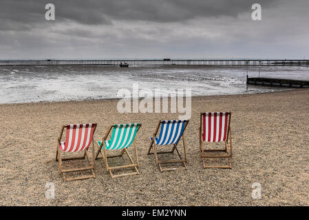 Vide de chaises longues sur la plage de Jubilee à Southend sur un jour nuageux. Banque D'Images