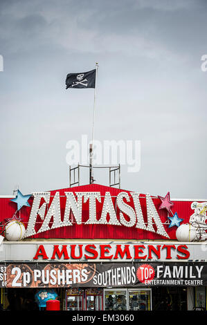 Une salle de jeux électroniques sur front de Southend dans l'Essex. Banque D'Images