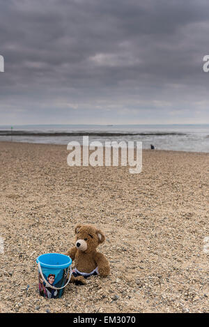 Un ours sur la plage de Jubilee à Southend sur un jour nuageux. Banque D'Images