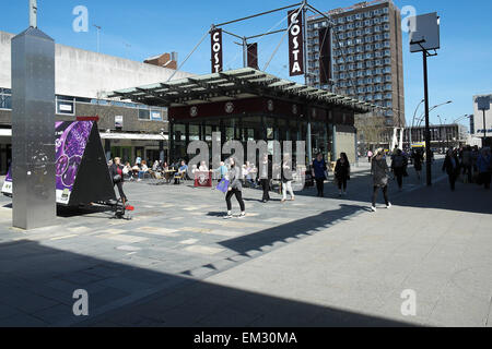 Clients dans le centre-ville de Basildon. Banque D'Images