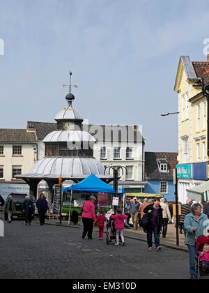 La Place du marché le jour du marché en Amérique du Walsham, une jolie petite ville dans la région de North Norfolk avec le marché croix dans l'arrière-plan. Banque D'Images