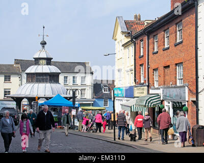 La Place du marché le jour du marché en Amérique du Walsham, une jolie petite ville dans la région de North Norfolk avec le marché croix dans l'arrière-plan. Banque D'Images