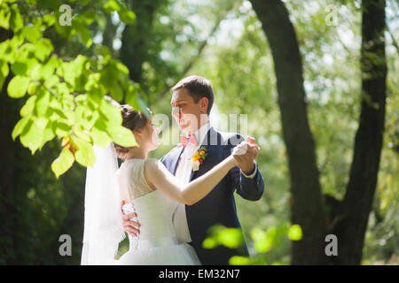 Heureux couple dancing in green park Banque D'Images