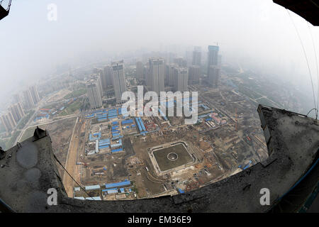 (150416) -- Wuhan, 16 avril 2015 (Xinhua) -- Photo prise le 16 avril 2015 montre une vue depuis le dernier étage de 438 mètres de haut centre de Wuhan à Wuhan, capitale de la province du Hubei en Chine centrale. Le gratte-ciel, dont la structure principale est maintenant terminée, est le plus haut bâtiment de Chine centrale. (Xinhua/Xiao Yijiu ytt) () Banque D'Images