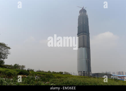 (150416) -- Wuhan, 16 avril 2015 (Xinhua) -- Photo prise le 16 avril 2015 montre 438 mètres de haut centre de Wuhan à Wuhan, capitale de la province du Hubei en Chine centrale. Le gratte-ciel, dont la structure principale est maintenant terminée, est le plus haut bâtiment de Chine centrale. (Xinhua/Xiao Yijiu ytt) () Banque D'Images