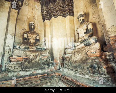 Statues de Bouddha dans le temple de Wat Chaiwatthanaram. Parc historique d'Ayutthaya. Banque D'Images