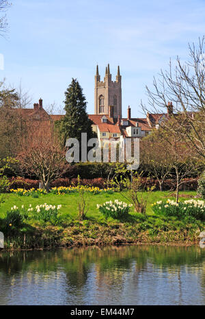 Une vue de la tour de l'église prieurale de Falcon Prairie à Bungay, Suffolk, Angleterre, Royaume-Uni. Banque D'Images