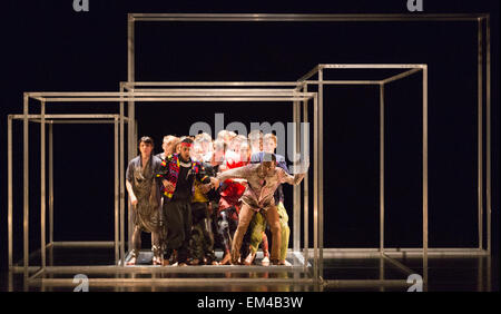 Répétition générale du bâti[d]. Le National Youth Dance Company revient au Sadler's Wells à premiere Frame[d], un nouveau bon de travail créé par le directeur artistique invité 2014-2015 Sidi Larbi Cherkaoui. L'exécution a lieu le 10 avril 2015 avec les danseurs de l'âge de 15 à 20. Crédit photo : Bettina Strenske Banque D'Images