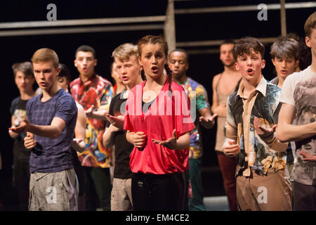 Répétition générale du bâti[d]. Le National Youth Dance Company revient au Sadler's Wells à premiere Frame[d], un nouveau bon de travail créé par le directeur artistique invité 2014-2015 Sidi Larbi Cherkaoui. L'exécution a lieu le 10 avril 2015 avec les danseurs de l'âge de 15 à 20. Crédit photo : Bettina Strenske Banque D'Images