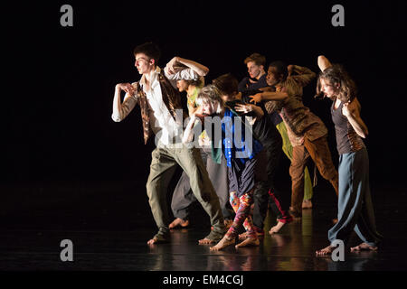 Répétition générale du bâti[d]. Le National Youth Dance Company revient au Sadler's Wells à premiere Frame[d], un nouveau bon de travail créé par le directeur artistique invité 2014-2015 Sidi Larbi Cherkaoui. L'exécution a lieu le 10 avril 2015 avec les danseurs de l'âge de 15 à 20. Crédit photo : Bettina Strenske Banque D'Images