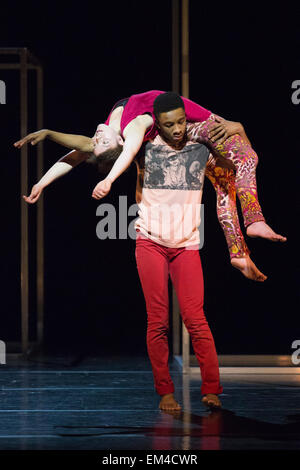 Répétition générale du bâti[d]. Le National Youth Dance Company revient au Sadler's Wells à premiere Frame[d], un nouveau bon de travail créé par le directeur artistique invité 2014-2015 Sidi Larbi Cherkaoui. L'exécution a lieu le 10 avril 2015 avec les danseurs de l'âge de 15 à 20. Crédit photo : Bettina Strenske Banque D'Images