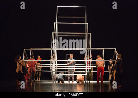 Répétition générale du bâti[d]. Le National Youth Dance Company revient au Sadler's Wells à premiere Frame[d], un nouveau bon de travail créé par le directeur artistique invité 2014-2015 Sidi Larbi Cherkaoui. L'exécution a lieu le 10 avril 2015 avec les danseurs de l'âge de 15 à 20. Crédit photo : Bettina Strenske Banque D'Images