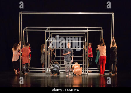 Répétition générale du bâti[d]. Le National Youth Dance Company revient au Sadler's Wells à premiere Frame[d], un nouveau bon de travail créé par le directeur artistique invité 2014-2015 Sidi Larbi Cherkaoui. L'exécution a lieu le 10 avril 2015 avec les danseurs de l'âge de 15 à 20. Crédit photo : Bettina Strenske Banque D'Images