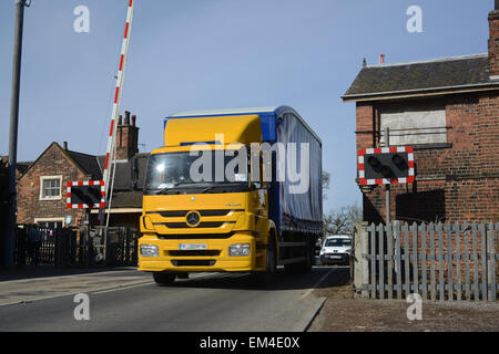 Camion à l'aide de passage à niveau de la station de Howden France Banque D'Images