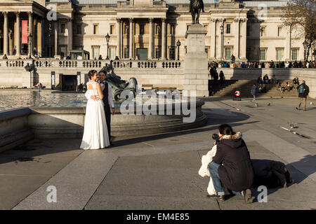 Couple nouvellement marié yYoung photos de mariage prises à Trafalgar Square à Londres, Royaume-Uni Banque D'Images