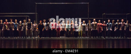 Répétition générale du bâti[d]. Le National Youth Dance Company revient au Sadler's Wells à premiere Frame[d], un nouveau bon de travail créé par le directeur artistique invité 2014-2015 Sidi Larbi Cherkaoui. L'exécution a lieu le 10 avril 2015 avec les danseurs de l'âge de 15 à 20. Crédit photo : Bettina Strenske Banque D'Images