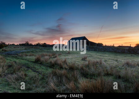 Une vieille grange juste après la tombée sur Bodmin Moor en Cornouailles Banque D'Images