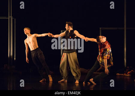 Répétition générale du bâti[d]. Le National Youth Dance Company revient au Sadler's Wells à premiere Frame[d], un nouveau bon de travail créé par le directeur artistique invité 2014-2015 Sidi Larbi Cherkaoui. L'exécution a lieu le 10 avril 2015 avec les danseurs de l'âge de 15 à 20. Crédit photo : Bettina Strenske Banque D'Images