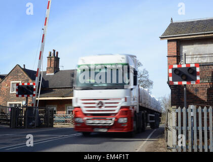 Camion à l'aide de passage à niveau de la station de Howden France Banque D'Images