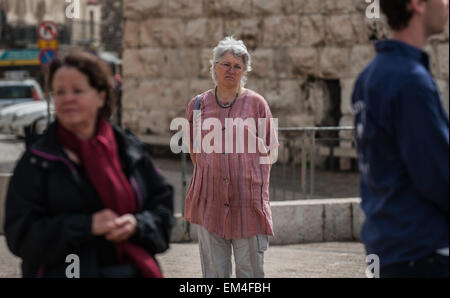 Jérusalem. Apr 16, 2015. Les gens pleurent les victimes de l'holocauste quand retentit la sirène sur le jour de l'Holocauste, près de la porte de Jaffa à Jérusalem, le 16 avril 2015. Coucher du soleil du mercredi au jeudi, Israël commémore officiellement le génocide de six millions de Juifs par l'Allemagne nazie durant la Seconde Guerre mondiale. Crédit : Li Rui/Xinhua/Alamy Live News Banque D'Images