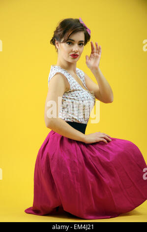 Expo photo 2015. Moscou girl model posing sur fond jaune Banque D'Images