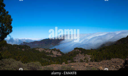 Gran Canaria, Los Cumbres - les zones les plus élevées de l'île, une couverture de nuages qui se jettent dans la Caldera de Tejeda Banque D'Images