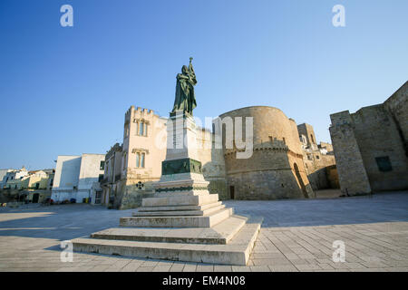 Statue pour les héros et martyrs d'Otrante, qui ont été tués au cours de l'invasion ottomane de 1480, dans Otranto, Pouilles Banque D'Images