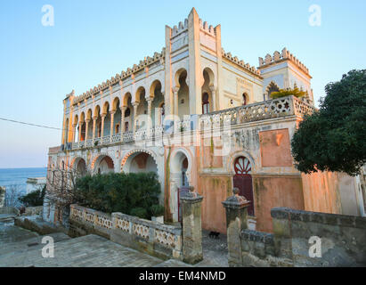 Villa Sticchi à Santa Cesarea Terme, créé entre 1894 et 1900 dans le style mauresque à la côte du Salento dans Santa Cesarea Banque D'Images