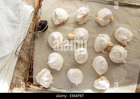 Shot de meringues sur la plaque Vue de dessus Banque D'Images