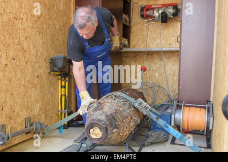 Saalfeld, Allemagne. Apr 16, 2015. Werner Schmidt, chef de troupe d'élimination de munitions avec l'Tauber explosifs, l'entreprise prépare une bombe aérienne de transport à Saalfeld, Allemagne, 16 avril 2015. Les 500 livres (228kg) à partir de la bombe de la seconde guerre mondiale, découvert la veille, a été désamorcée cet après-midi. Photo : CANDY WELZ/dpa/Alamy Live News Banque D'Images